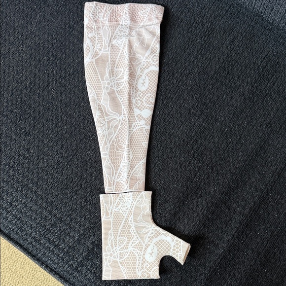 Stylish compression sleeve and glove. Size large. Great condition! - Picture 5 of 7